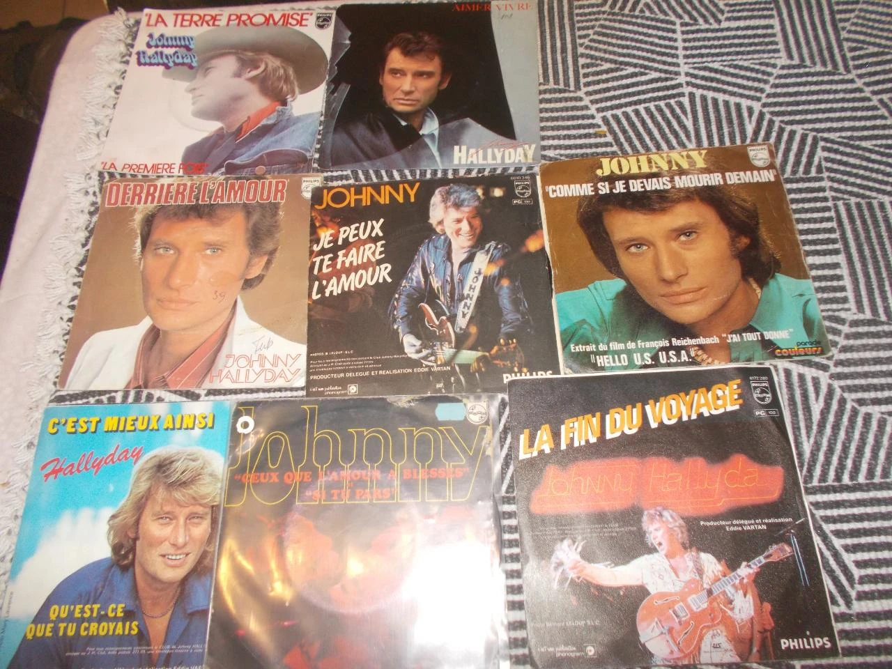 Magnífico lote de 60 discos de vinilo de 45 rpm (sencillos / EP) de Johnny Hallyday. – photo 18